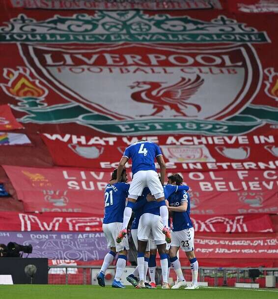 אברטון חוגגת באנפילד // צילום: רויטרס